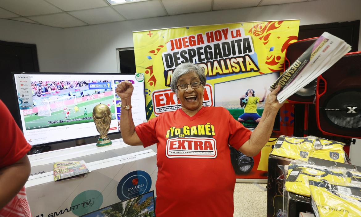 Laura Ruiz, de 80 años, fue la primera ganadora del televisor de la Despegadita Mundialista de EXTRA.