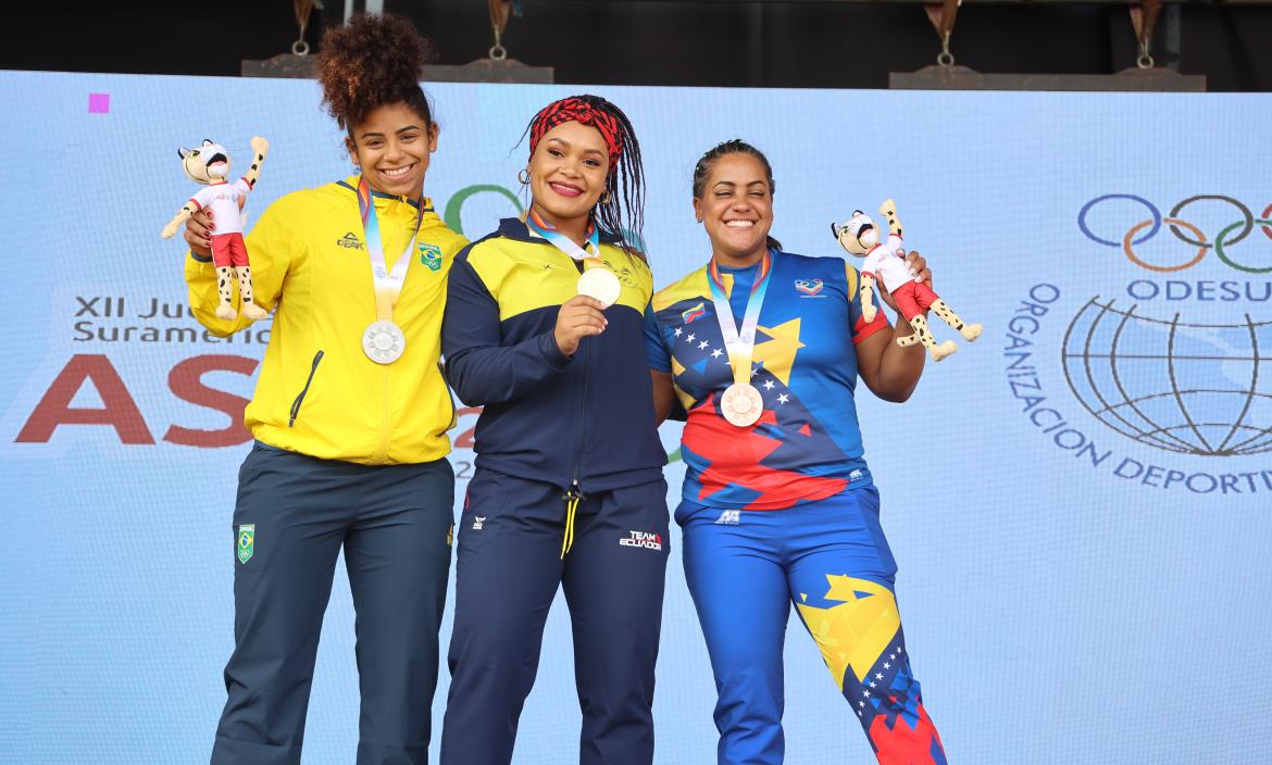 La medallista olímpica Neisi Dajomes va bien en el cambio de 76 a 87 kg: oro y récord regional.
