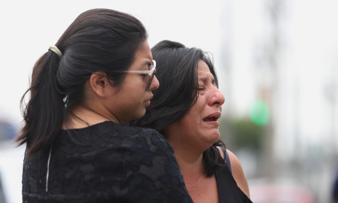 Martha Sánchez es consolada por su sobrino ante el dolor por la muerte de su único hijo.