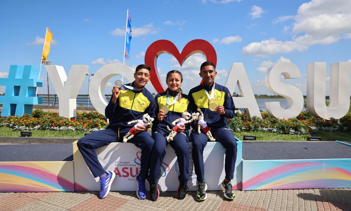 La gloria deportiva en una foto: David Hurtado, Glenda Morejón y Daniel Pintado.