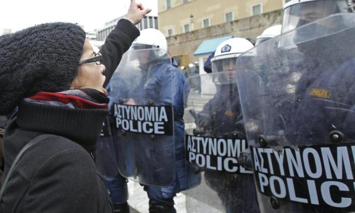 Detenidos dos policías griegos por violar presuntamente a joven en comisaría