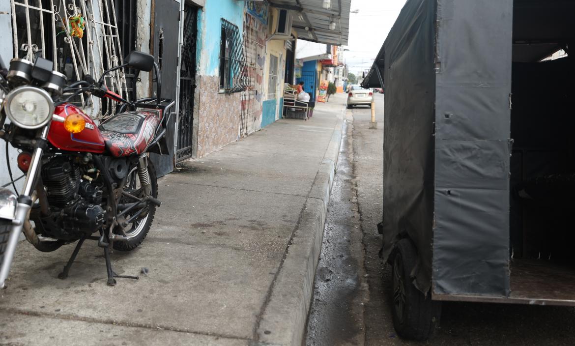 En esta vereda vende almuerzos y meriendas la mujer baleada junto a su niña.