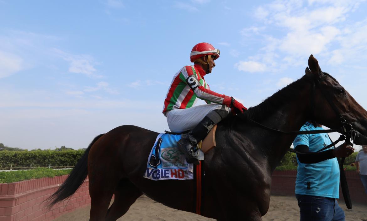 José Jurado con el caballo El Infierno llegó primero en la competencia en honor a EXTRA.