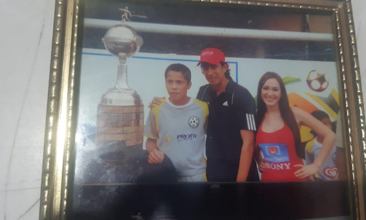 Luis Lirio en el 2008 junto a la Copa Libertadores y José Cevallos.