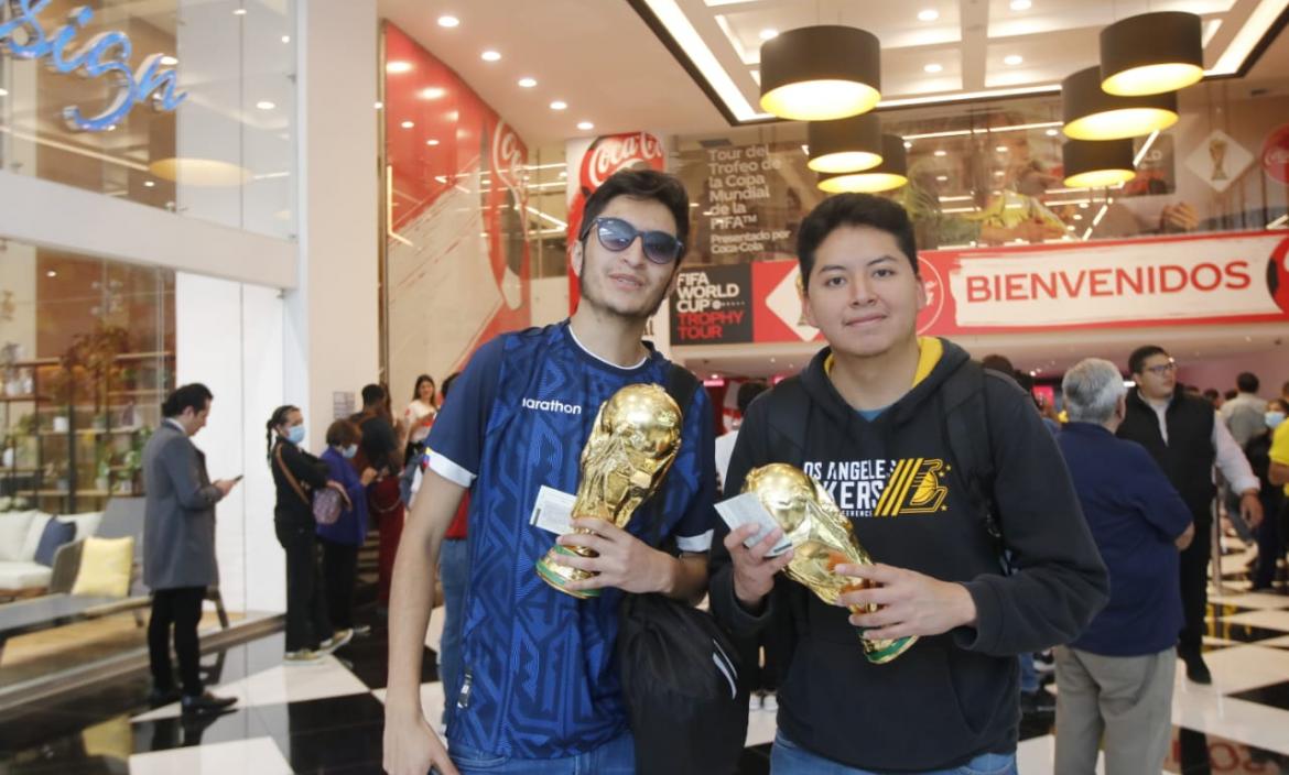 Quito: Futboleros se tomaron fotos con el trofeo de la Copa del Mundo