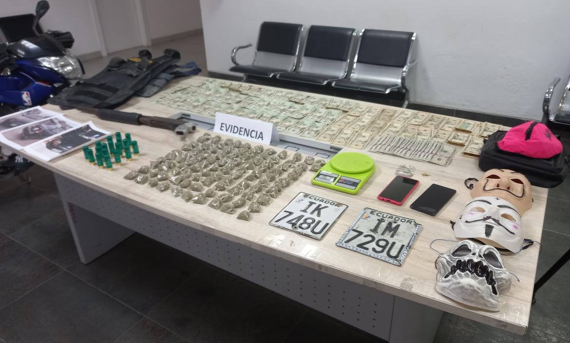 Estos son las evidencias encontradas en poder de los detenidos. Dinero, máscaras, droga y una escopeta.