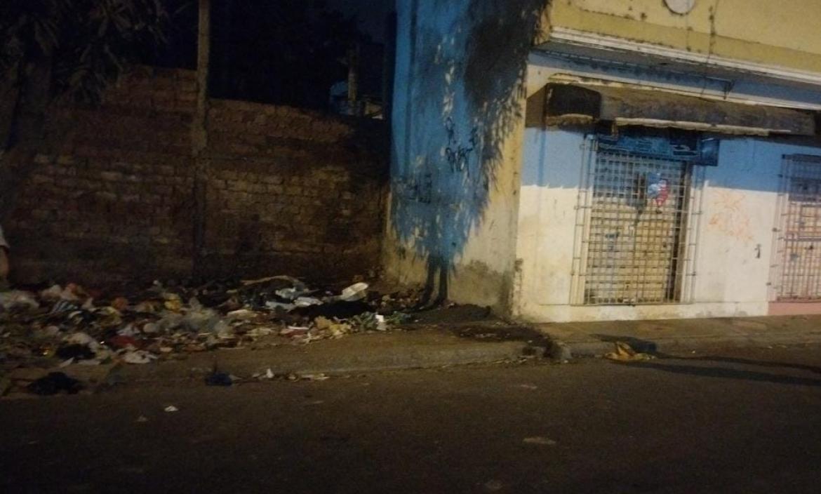 El cadáver quedó junto a una botadero de basura.