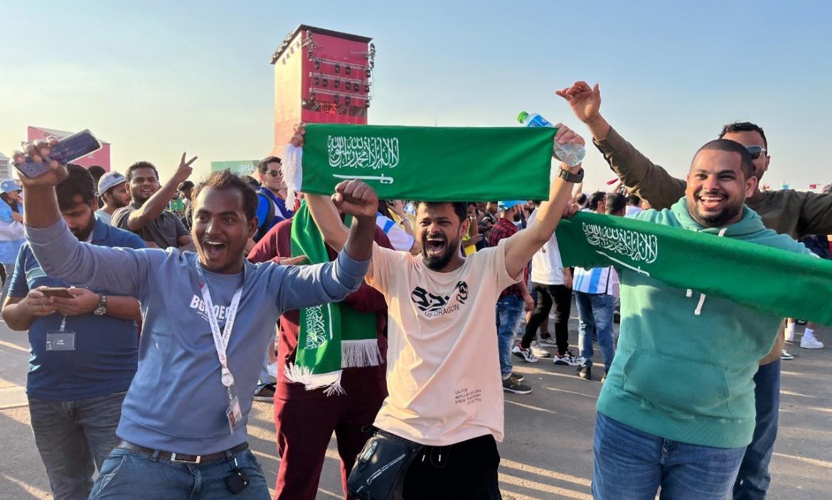 Hinchas de Arabia Saudita rebosan de alegría tras el triunfo de su selección ante Argentina