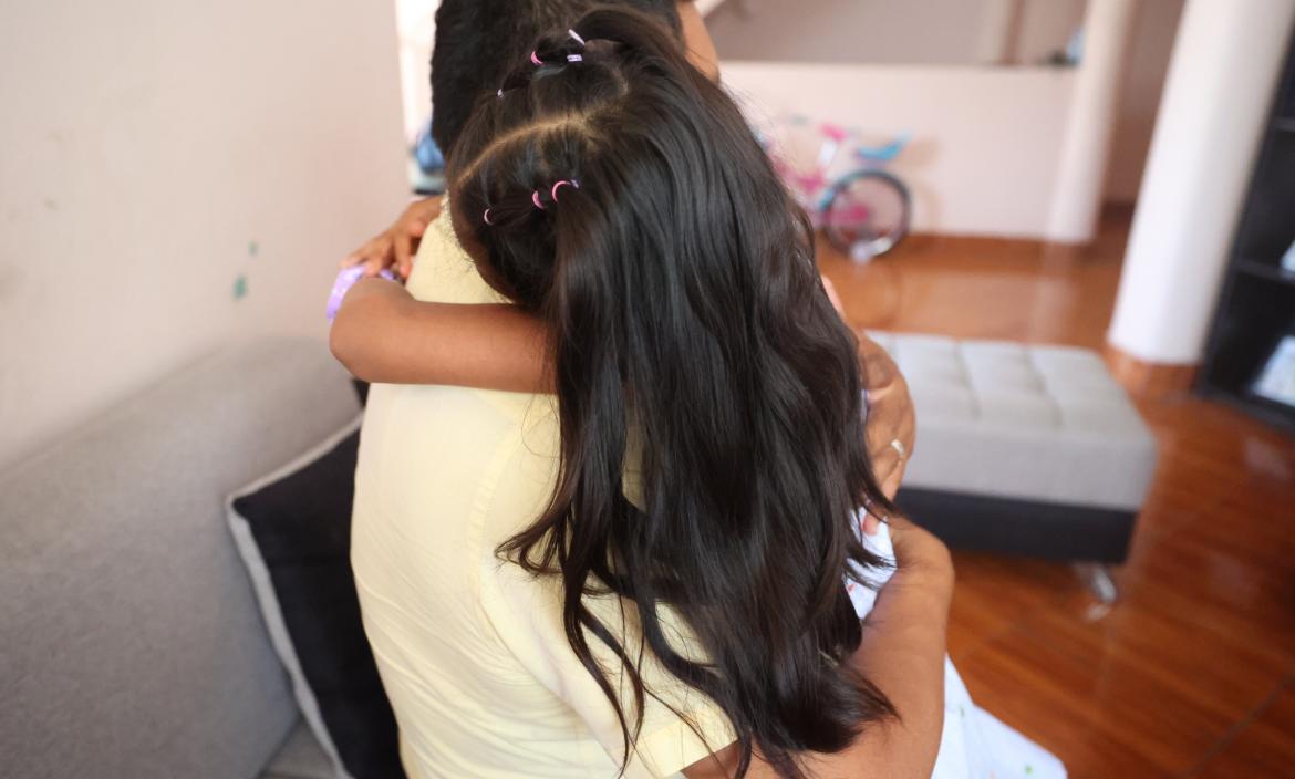 Desde agosto pasado, Camila permanece al cuidado de su padre.   Le pide que no la separe de él.