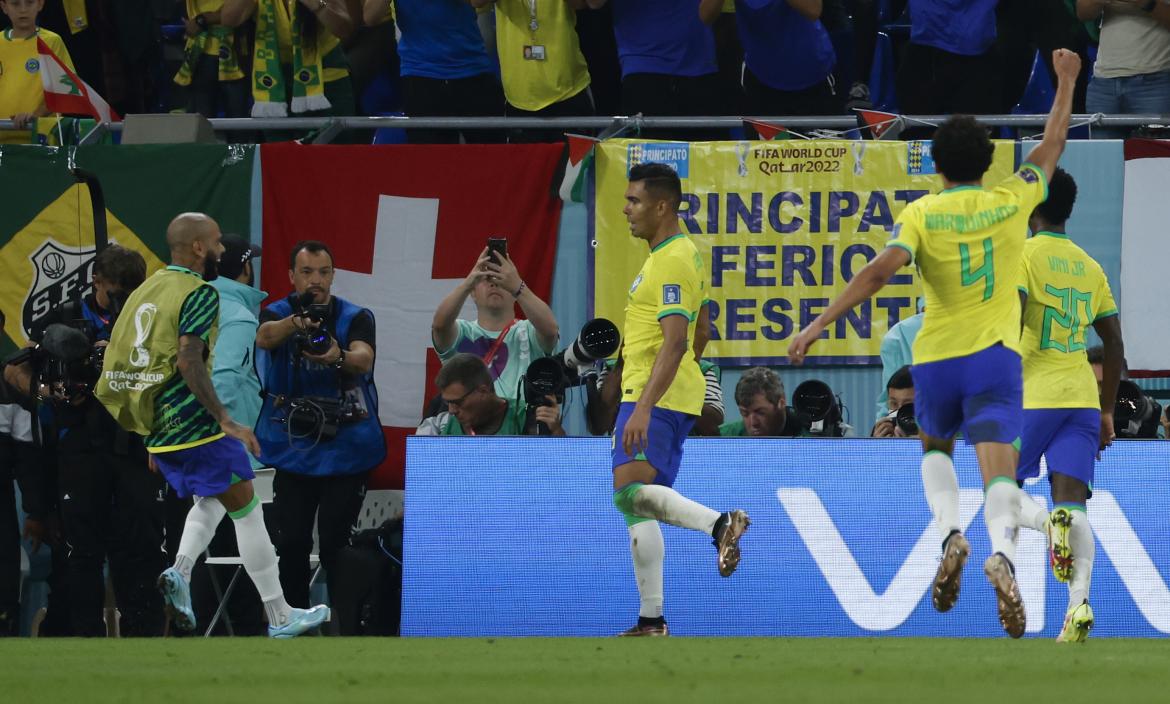 Brasil se mete a octavos de final con una volea de Casemiro