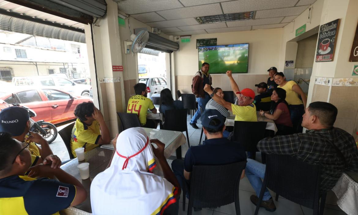 Guayaquileños hicieron una alto a su jornada laboral para ver el partido Ecuador vs. Senegal