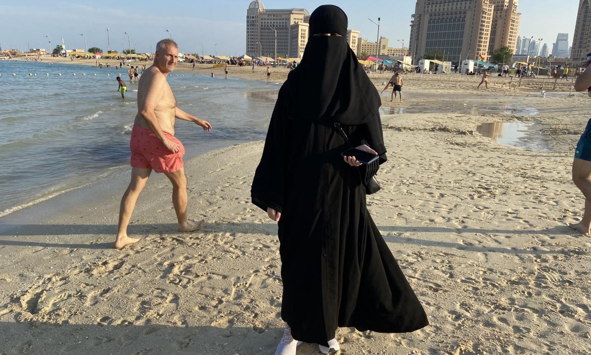Mundial de Catar 2022: choque de tangas con el abaya y la burka en la playa  de Doha