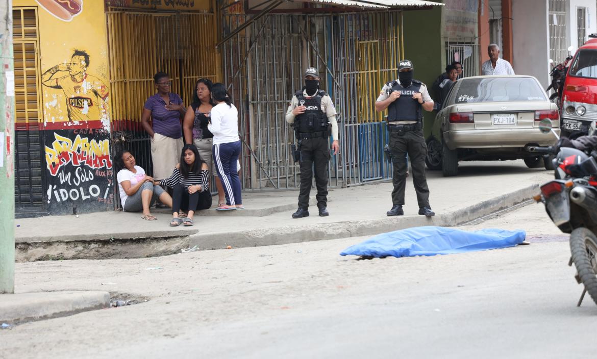 Familiares de Javier Bernita Cevallos lloran a escasos dos metros de su cadáver.