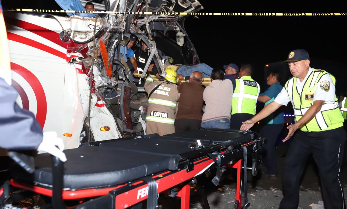 Socorristas del Cuerpo de Bomberos y de la OIAT colaboraron en el rescate de los heridos.