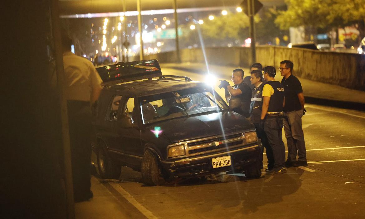 Las víctimas iban en esta Chevrolet Mini Blazer cuando fueron atacadas por sicarios. Los tres murieron dentro del carro. La Policía llegó al lugar.