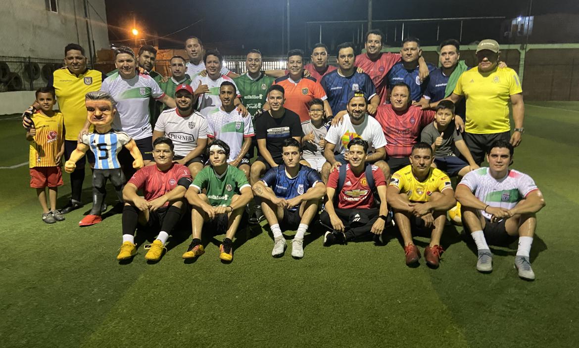 Los jugadores de todos los equipos que participaron en el peloteo de fin de año en Naranjal.