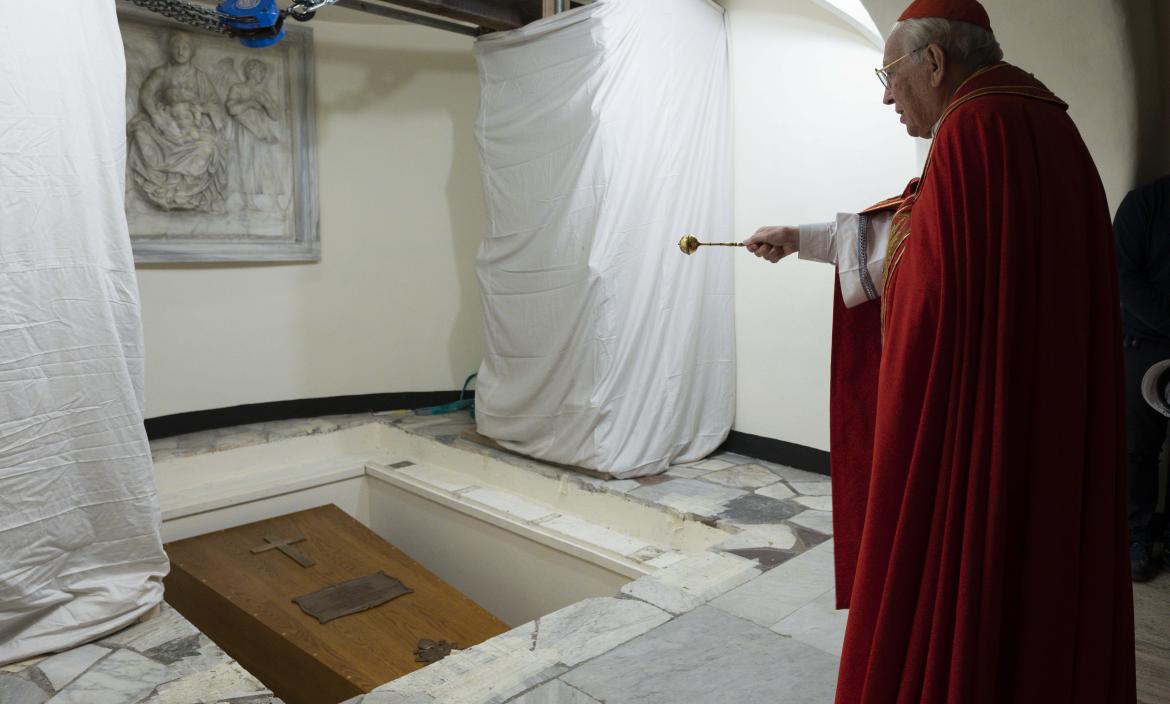 El papa emérito Benedicto XVI ya reposa en la cripta vaticana