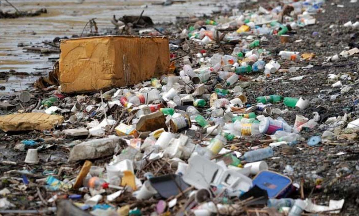 Un nuevo sistema convierte plástico y gases nocivos en combustible sostenible