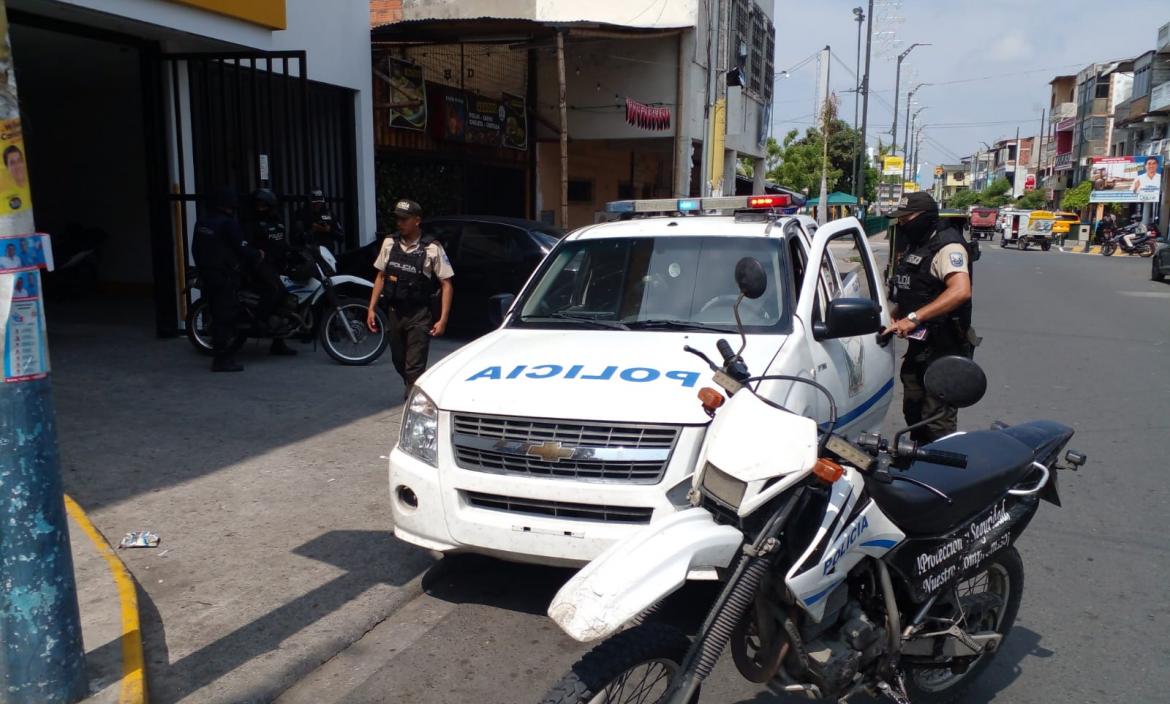 Guayas: Balacera entre delincuentes y custodio de comerciante en pleno centro de Daule