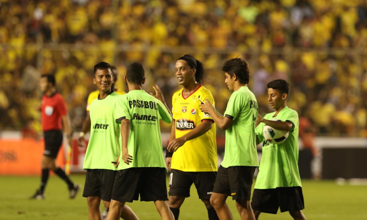 Año 2016, Ronaldinho era la estrella invitada de la Noche Amarilla de Barcelona.