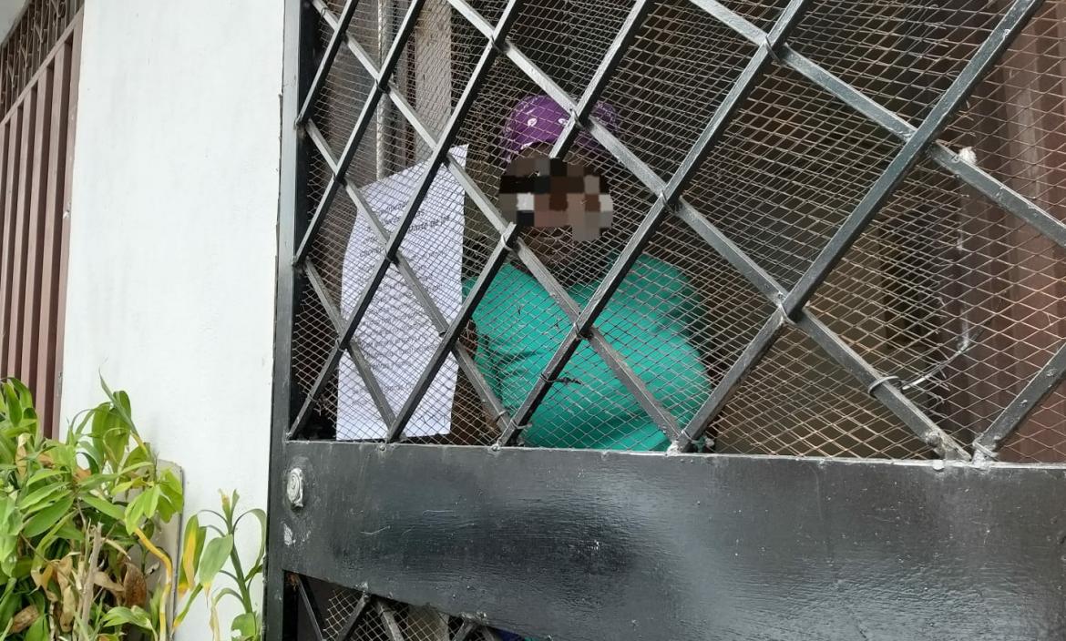 Dominga está preparada para darles su ‘tate quieto’ a los ‘vacunadores’. En la puerta de su casa dejaron esta hoja.