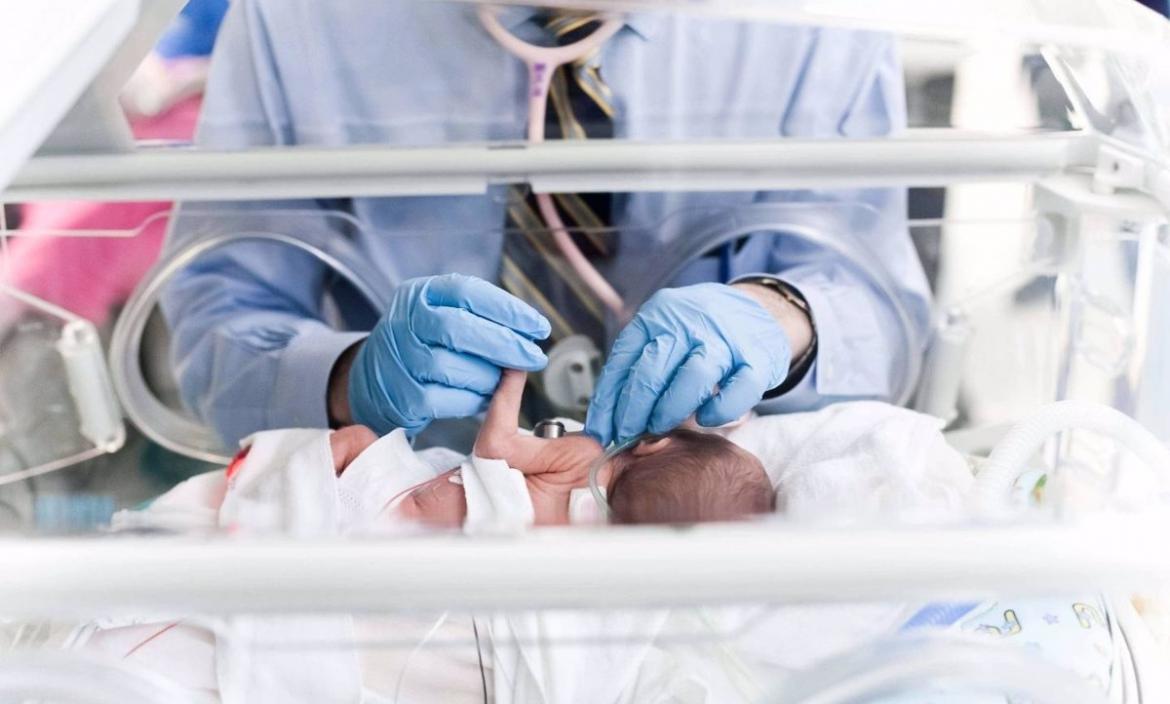 Diseñan un guante inteligente con sensores que facilita los partos