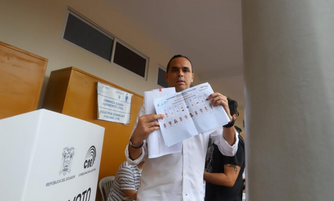 Pedro Pablo Duart, candidato a la Alcaldía de Guayaquil, fue a votar con su novia y mascota
