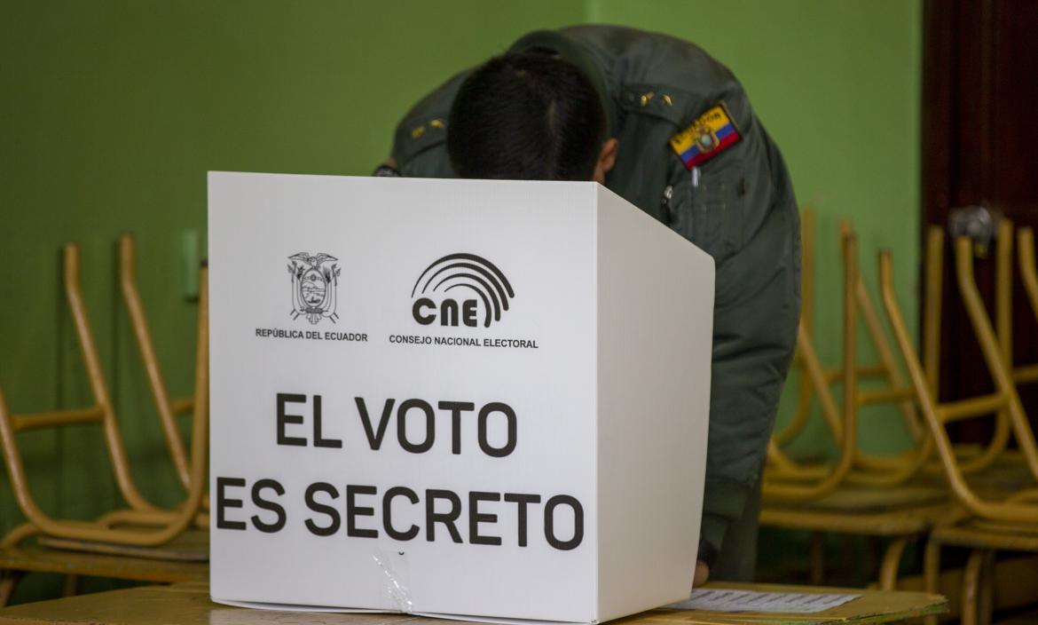 Las autoridades electorales hacen un llamado a sufragar para evitar aglomeraciones. En el exterior avanza el voto telemático.