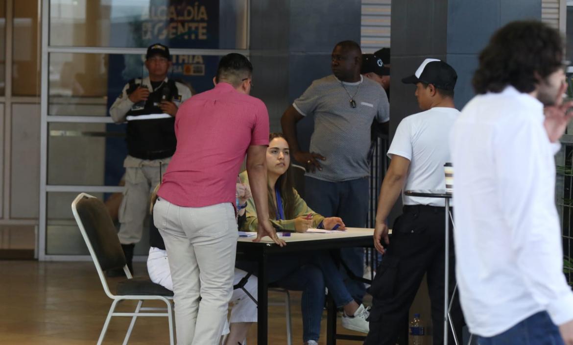 Una acreditación impide a Diario EXTRA saber de la reacción de Viteri y González ante las elecciones