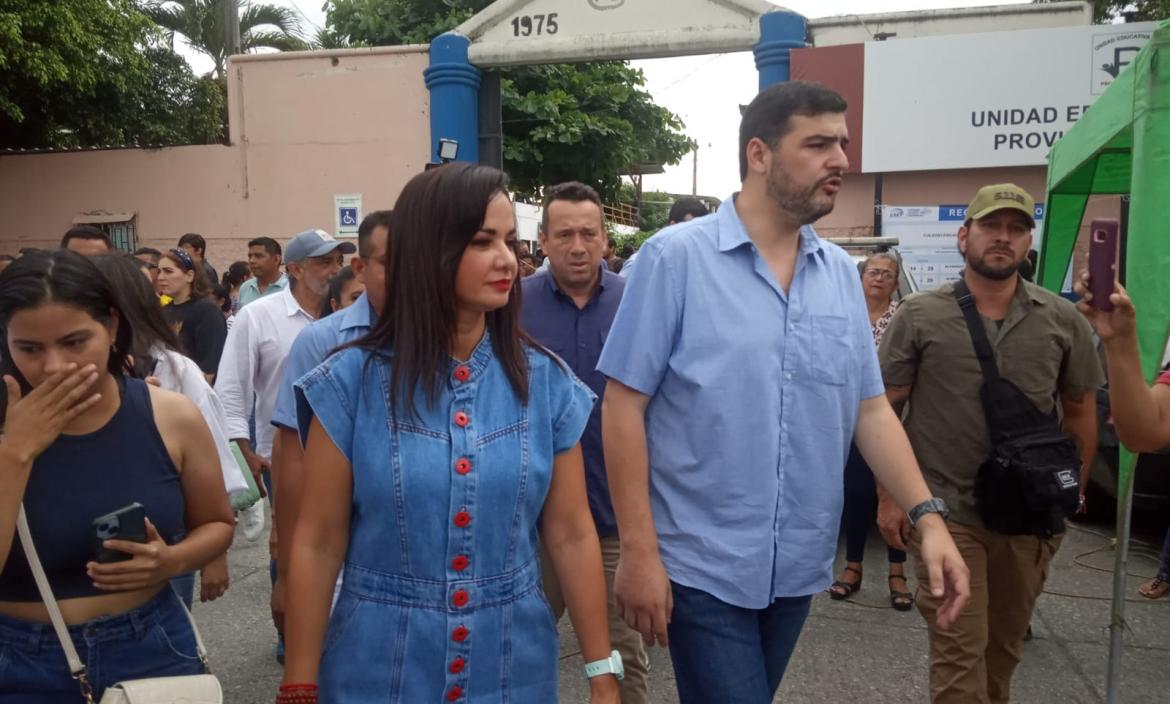 Aquiles Álvarez junto a Marcela Aguiñaga, durante las votaciones.