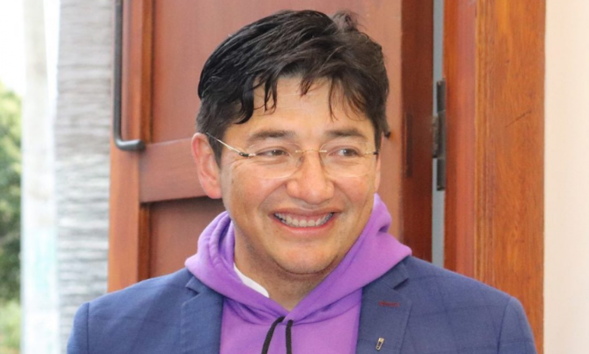 John Vinueza, candidato a alcalde de Riobamba, lidera los escrutinios de las votaciones.