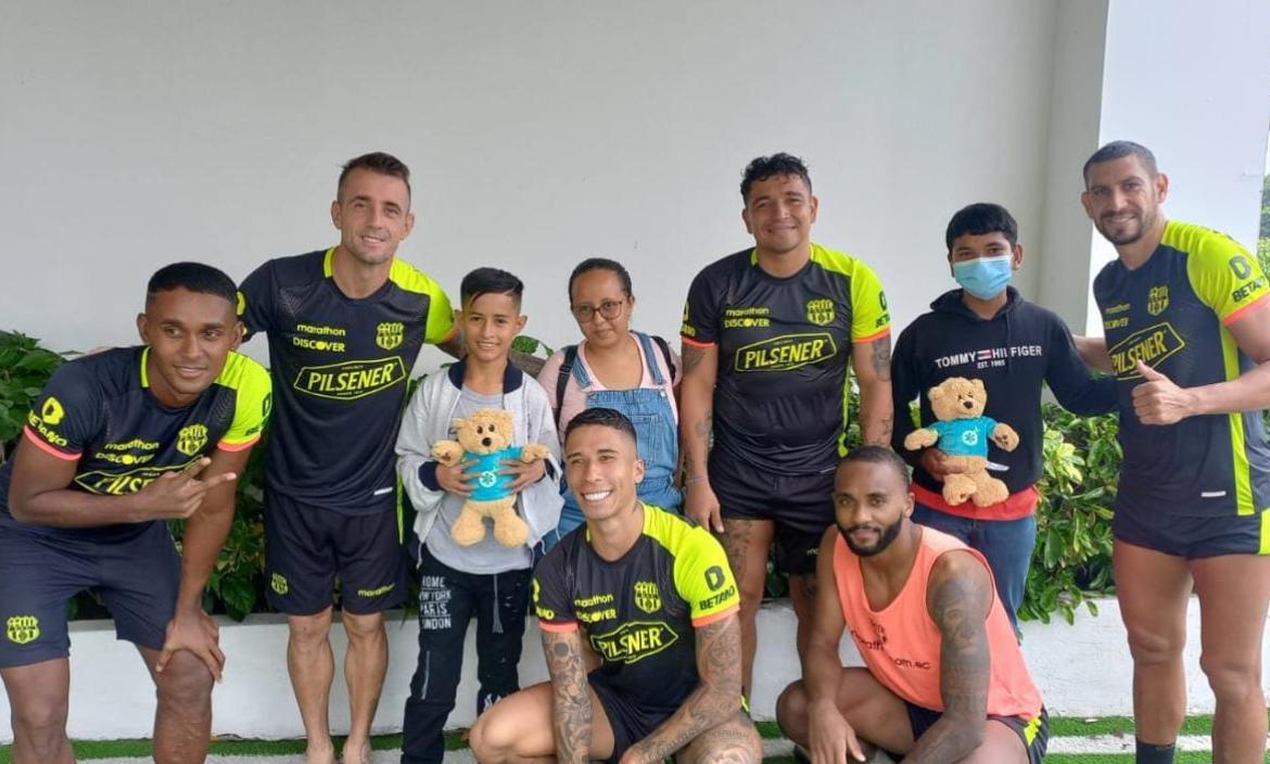 Integrantes de Barcelona hicieron un alto a los entrenamientos por la visita de los niños de la Fundación Ambulancia Deseo, cuyos niños pudieron conocer el estadio Banco Pichincha y compartir gratos momentos con los jugadores.