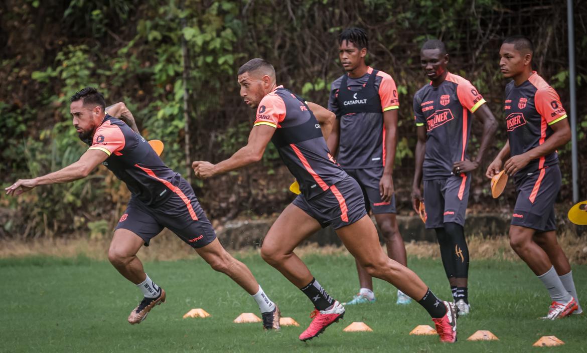 Francisco Fydriszewski y Bruno Piñatares listos para viajar hasta Azogues, donde será el debut en LigaPro, ante Gualaceo.