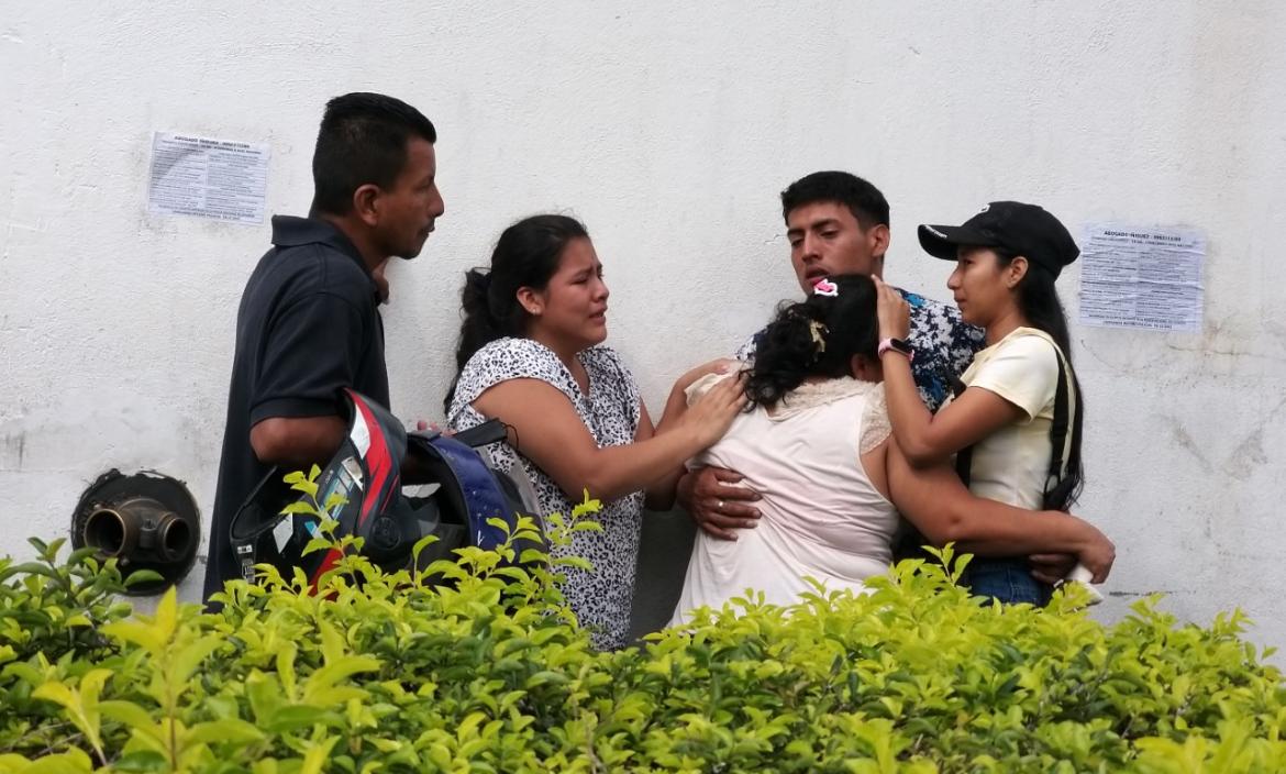 Parientes de Bryan Macías lloran desconsolados su muerte.
