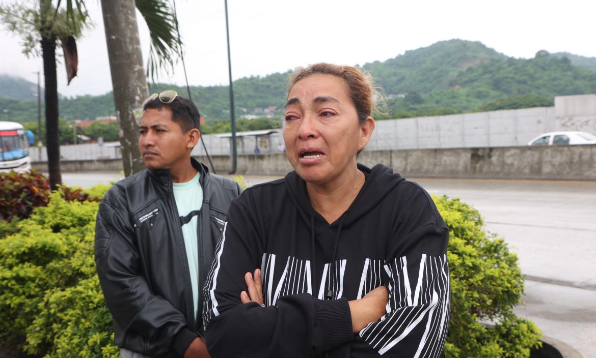Mariana Véliz llora la muerte del mayor de sus hijos. Llegó a la morgue para retirar su cuerpo.