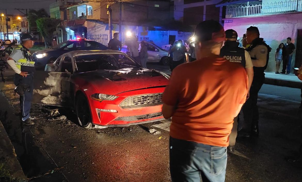 Un Mustang del 2021 fue incendiado en el suroeste de Guayaquil
