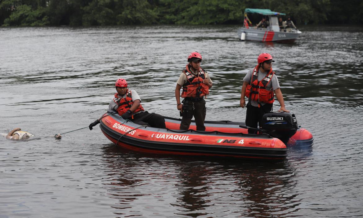 Con ayuda de bomberos, el cuerpo del venezolano Roger Alejandro Salas Méndez fue llevado hasta la orilla.