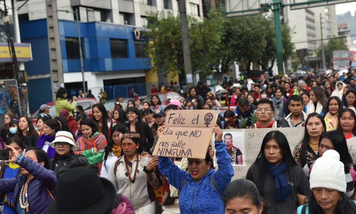 Mujeres marcharon en Quito por el Día de la Mujer.