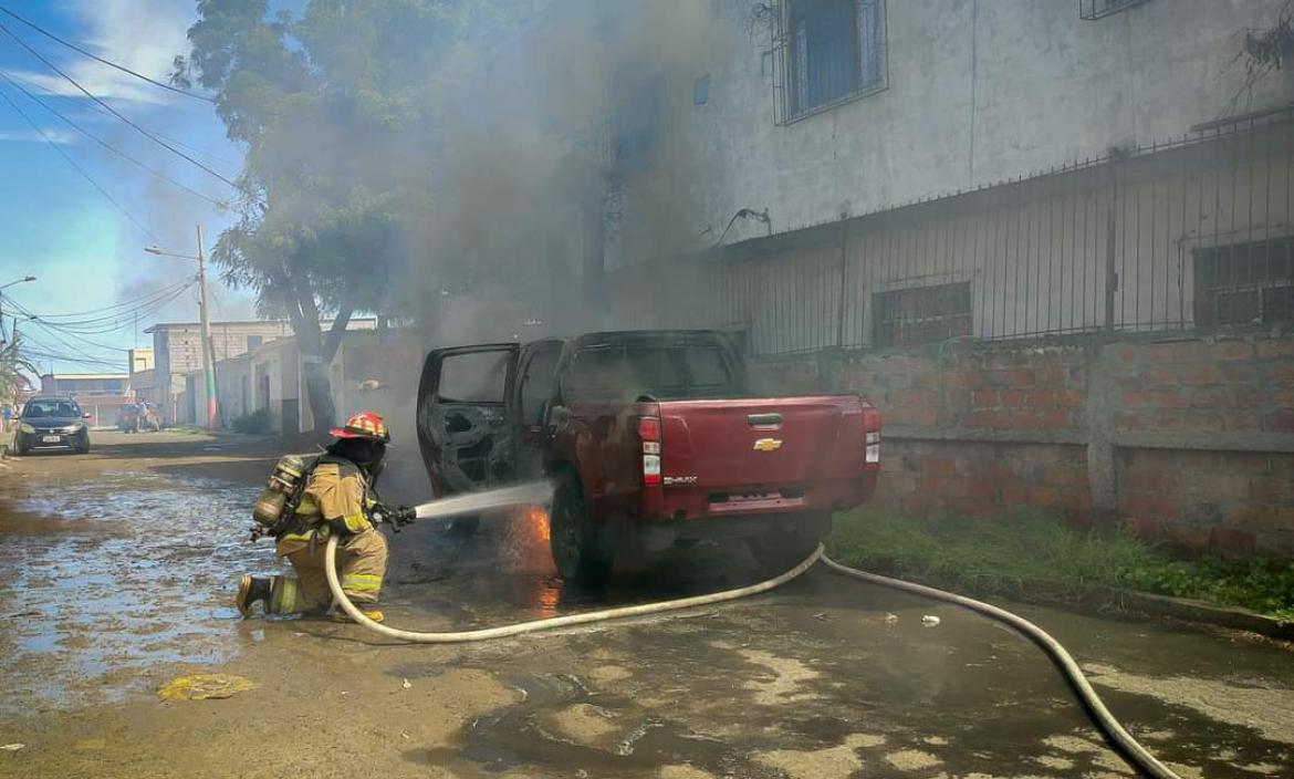 Después del ataque, el vehículo fue incinerado-