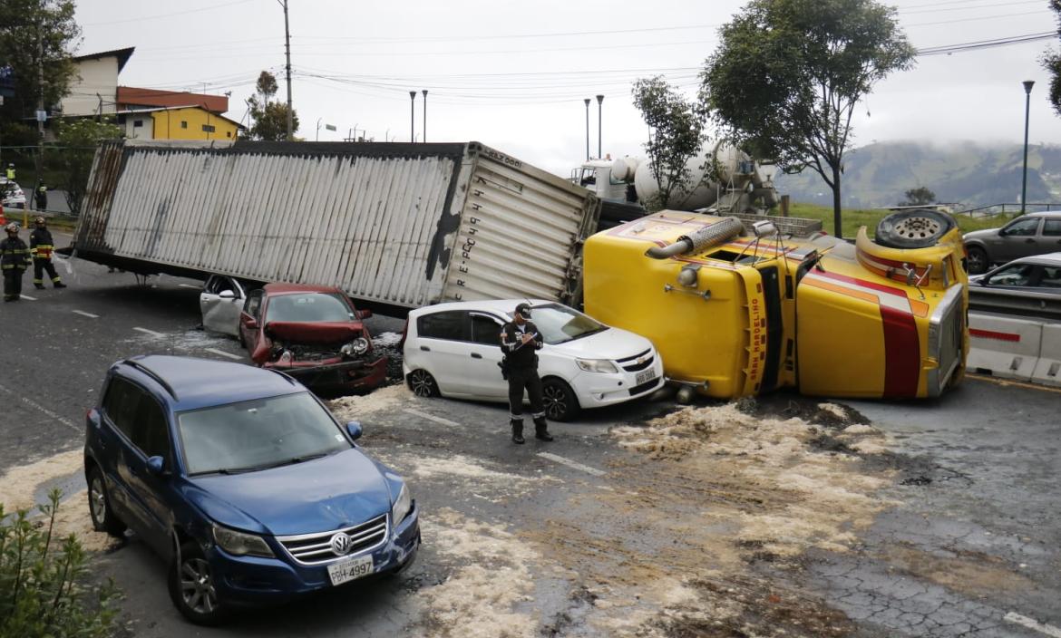 Un choque múltiple entre una decena de vehículos se registró en la avenida Simón Bolívar, el viernes 10 de marzo de 2023.