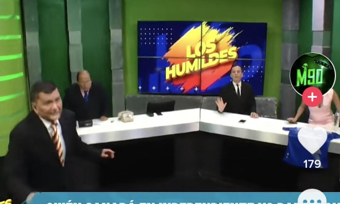 Momentos del temblor que se vivió en el programa Los Humildes de Marca 90. Al final se quedó solo el Ab. Roberto Bonafont.