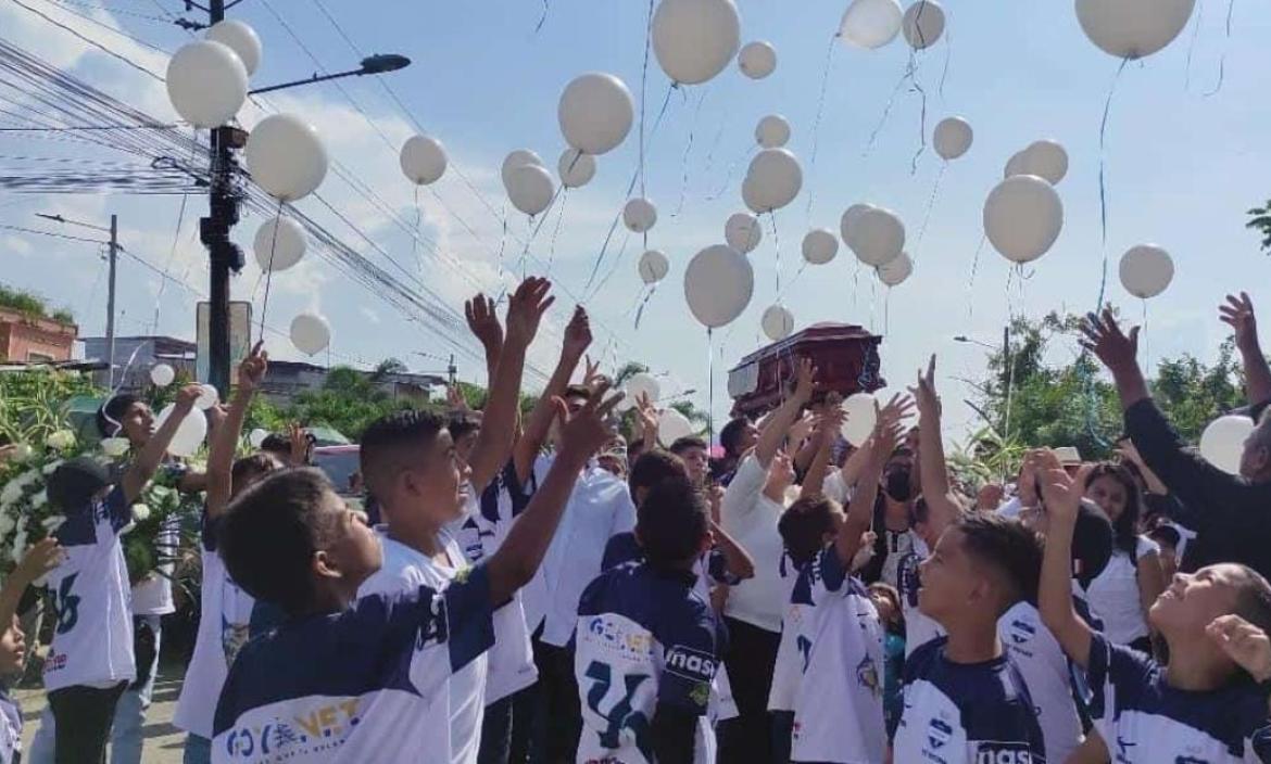 Los globos blancos de los alumnos de la escuela de fútbol Victoria para su mentor Juan Carlos Macías.