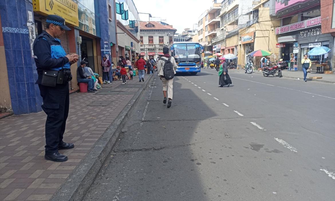 Buses urbanos empezaron a circular en Ambato luego de 10 días de paralización.