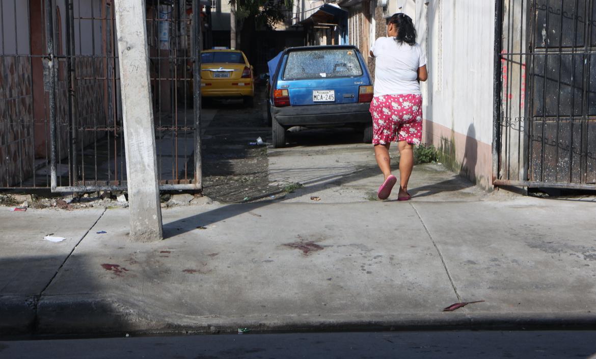 Los rastros de sangre aún se observan en la vereda por donde trataron de huir de las balas los venezolanos.