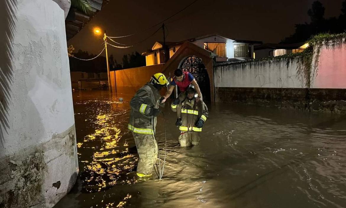Personal especializado trabajó para la evacuación de las personas afectadas por la inundación en el cantón Rumiñahui, en Pichincha.