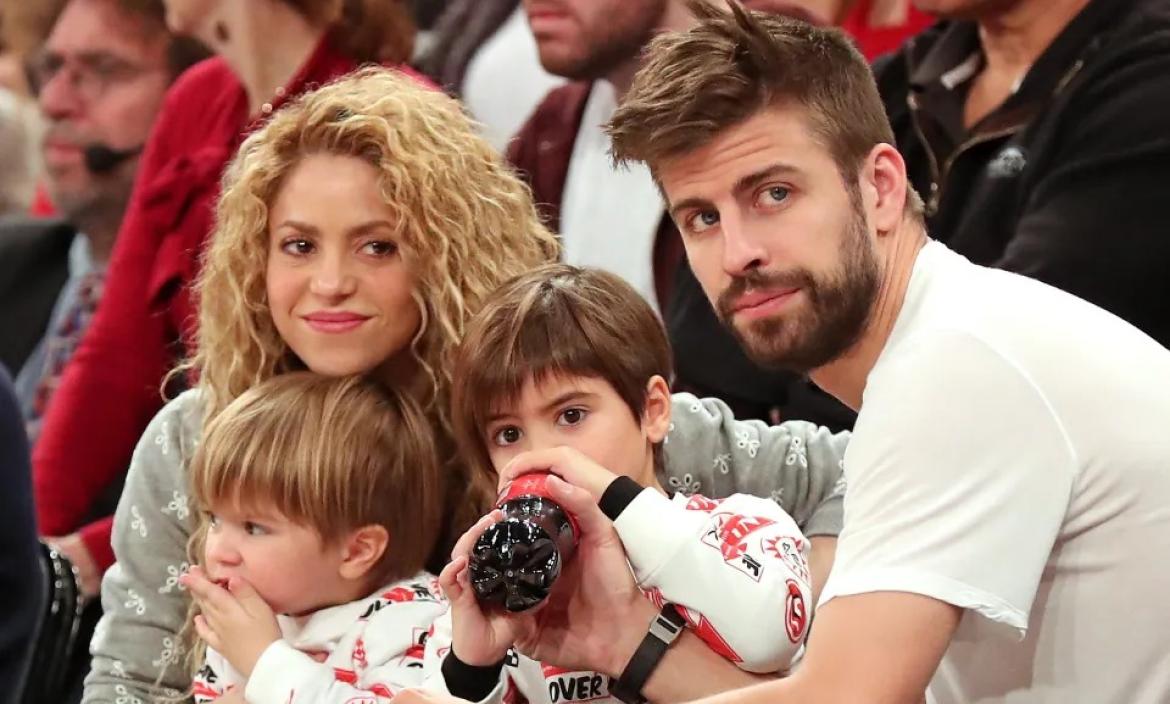 Shakira y Gerard Piqué junto a sus hijos Milan y Sasha