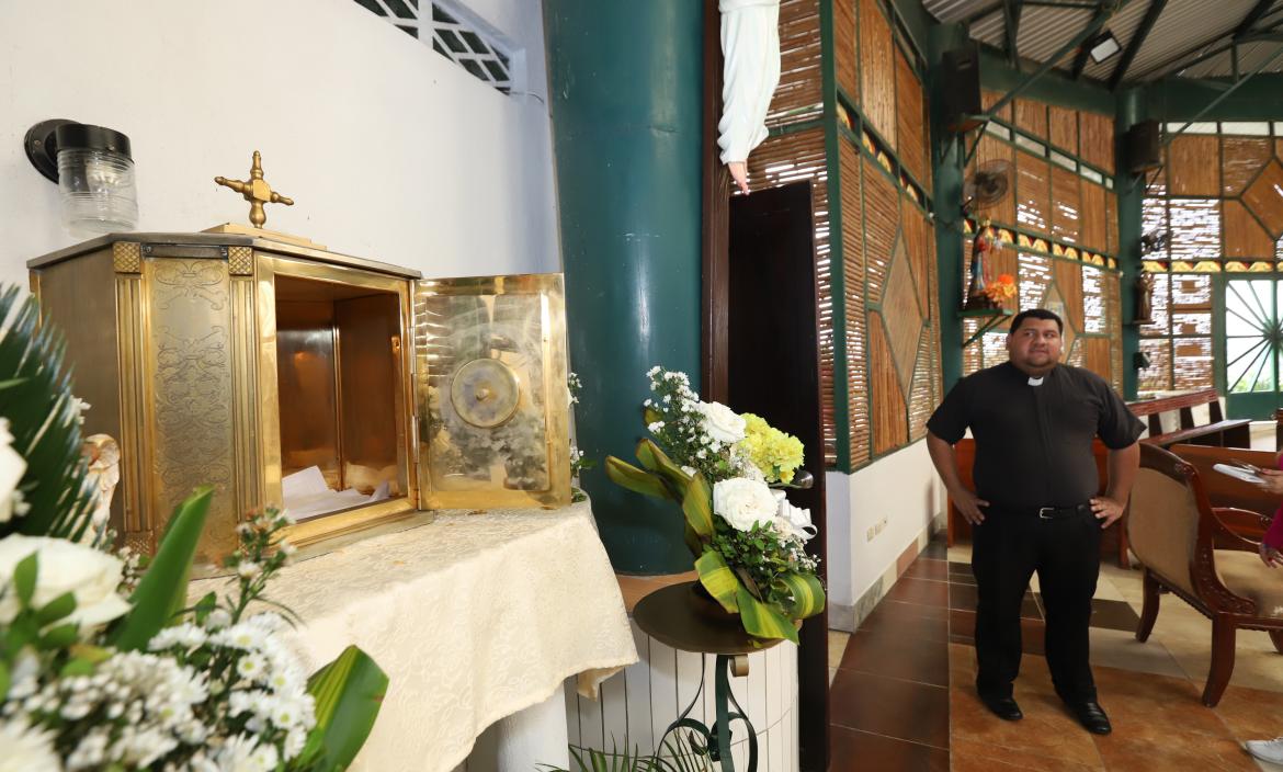 El sacerdote César Chiriboga mostró la urna de donde sacaron el Santísimo y las hostias.