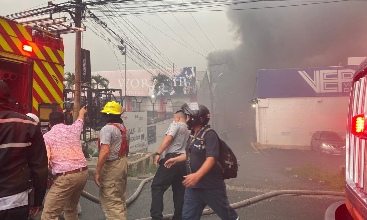 El incendio se registró pasada las 17:30 en la Carlos Julio Arosemena.