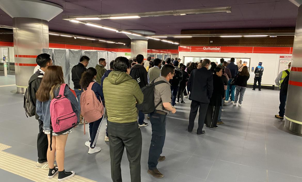 En las boleterías del Metro de Quito se acumularon los usuarios, lo que generó inconvenientes y malestar.