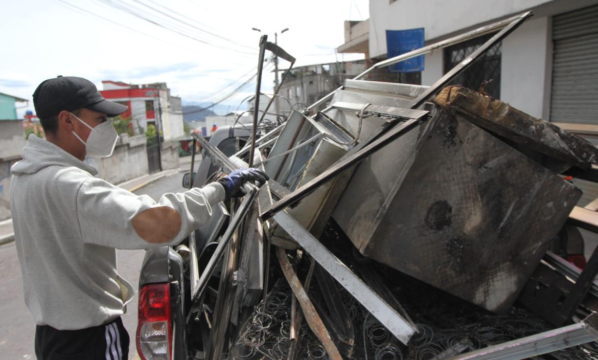 Los escombros fueron retirados del sitio en camionetas, a la mañana siguiente del incendio.